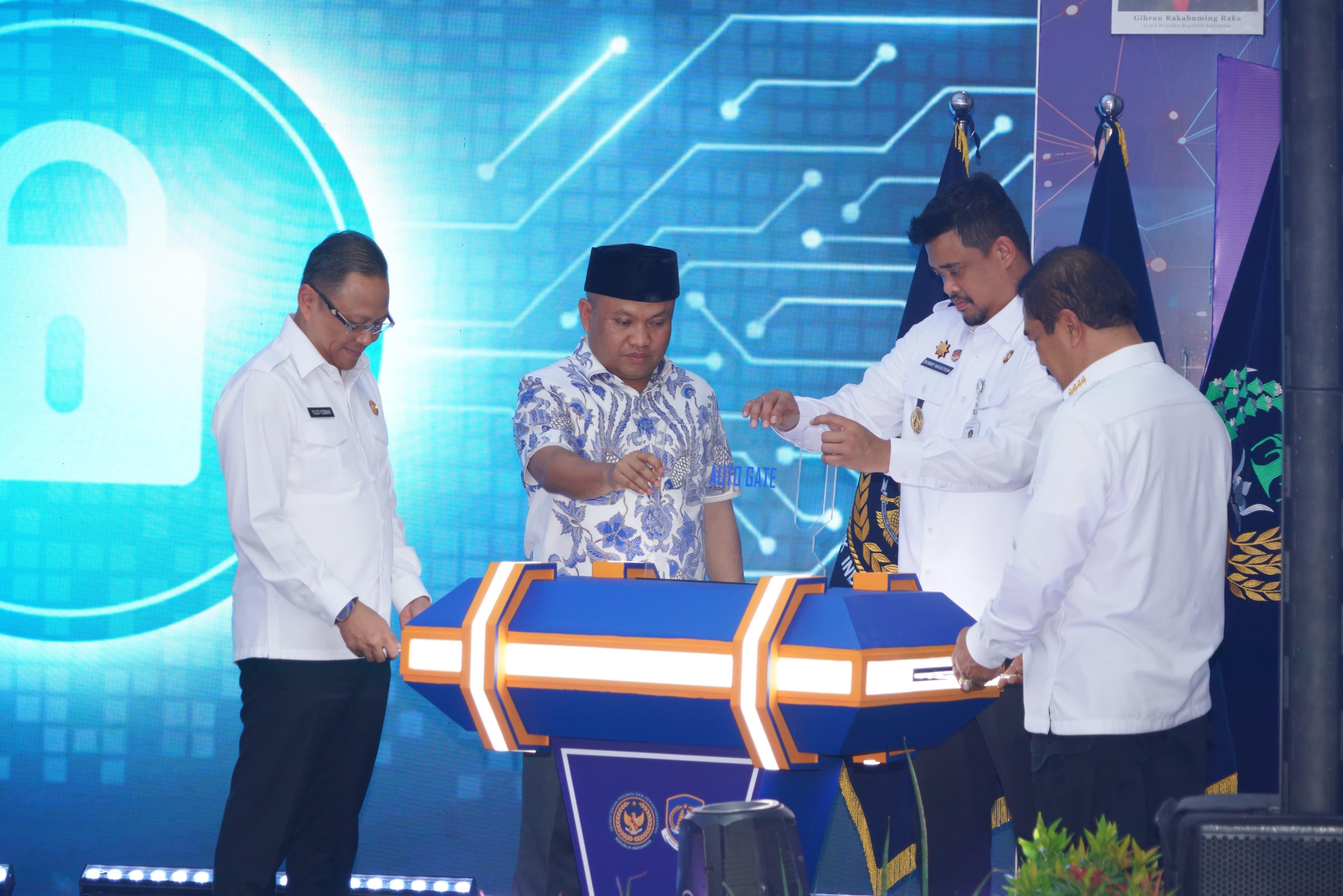 Menteri Imipas Resmikan 30 Unit Autogate di Bandara Kualanamu Menteri Imipas Resmikan 30 Unit Autogate di Bandara Kualanamu